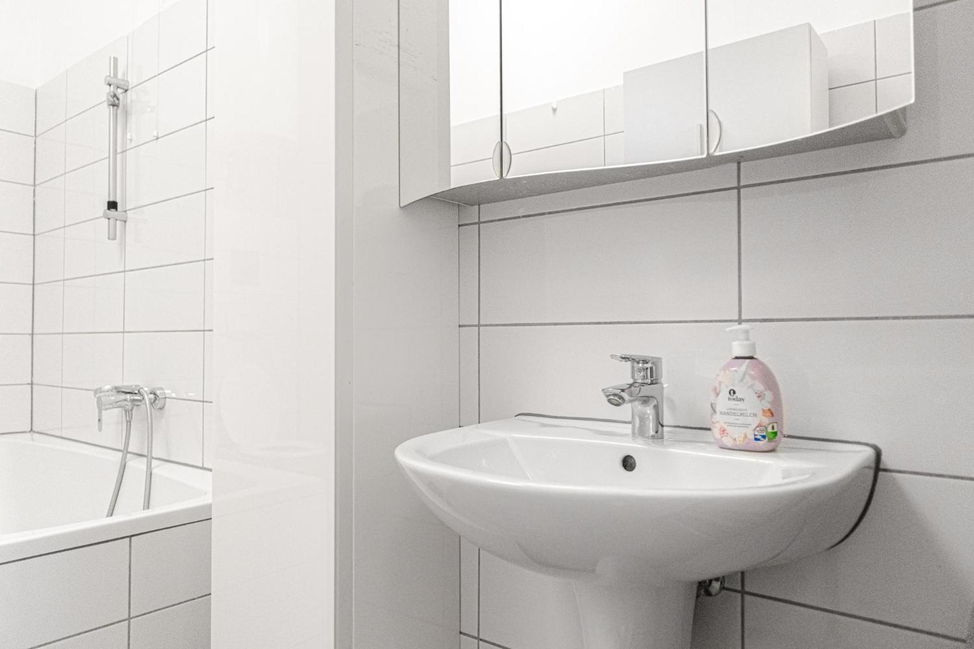 Lovely 2Br Shared Apartment, Enkplatz U3, 15Min To Center Wenen Buitenkant foto